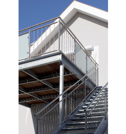 Fürniss Metallbau, Anbaubalkon mit Aufgangstreppe