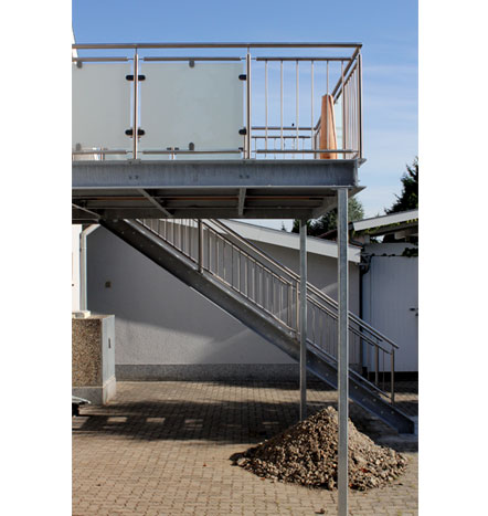 Fürniss Metallbau, Anbaubalkon mit Aufgangstreppe