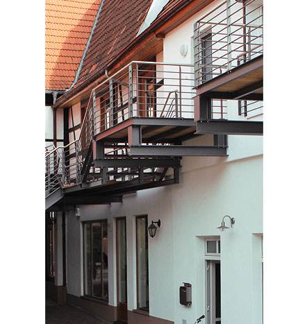 Fürniss Metallbau, Anbaubalkon mit Aufgangstreppe