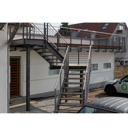 Fürniss Metallbau, Anbaubalkon mit Aufgangstreppe