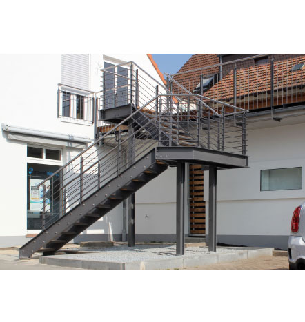 Fürniss Metallbau, Anbaubalkon mit Aufgangstreppe